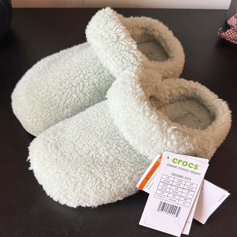 CROCS Fuzzy Slippers in Soft Green